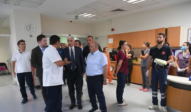 Vali Ustaoğlu, otobüs kazasında yaralanan vatandaşları hastanede ziyaret etti
