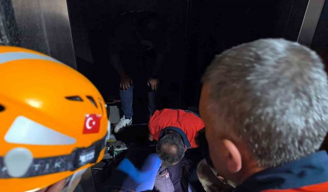 Van’da asansörde mahsur kalan vatandaşlar AFAD tarafından kurtarıldı