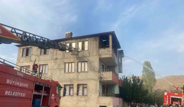 Van’da çatı yangını