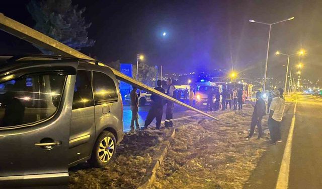 Van’da kamyonet, aydınlatma direğine çarptı: 3 yaralı