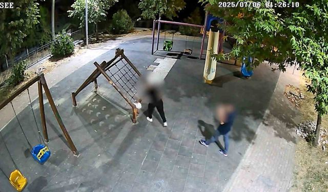 Yalova’da parktaki kameraları kıran şüpheliler kamerada