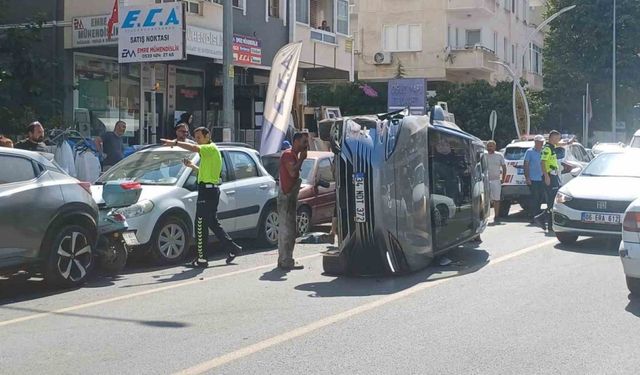 Yalova’da SUV tipi araç park halindeki iki otomobile çarparak devrildi