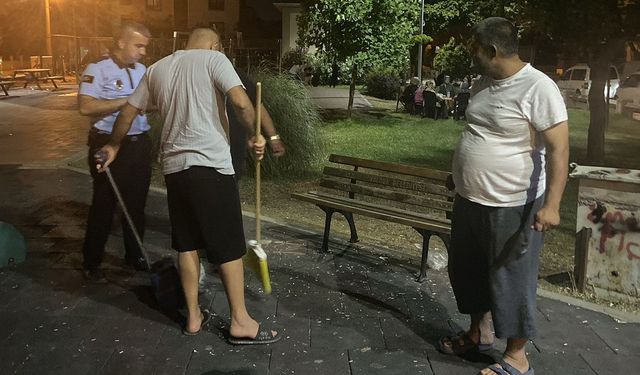 Yalova’da zabıta çekirdek kabuklarını atan vatandaşlara yerleri temizletti