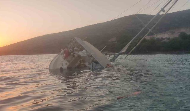 Yelkenli kayalıklara çarptı, su almaya başladı: 5 kişi teknelerle tahliye edildi