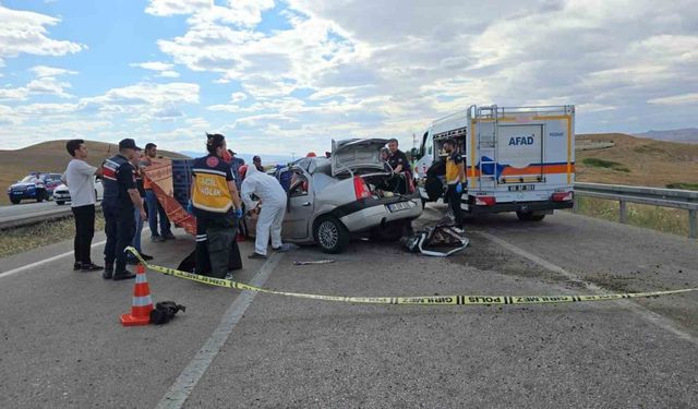 Yozgat’ta kamyonla otomobillin karıştığı kazada 3 kişi öldü 2 kişi yaralandı