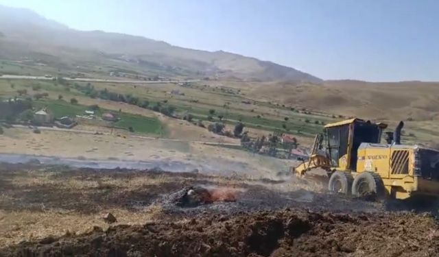 Yüksekova’da anız yangınına kepçeli müdahale