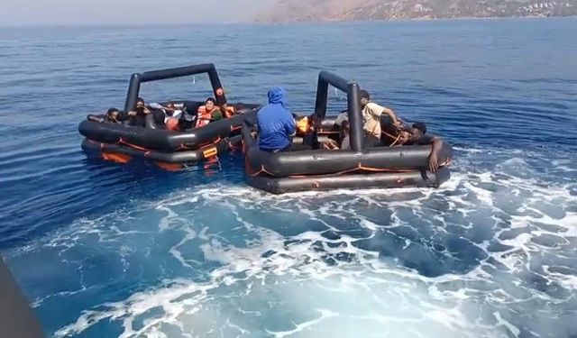 Yunan unsurları 2 can salı içindeki 19 kaçak göçmeni ölüme terk etti
