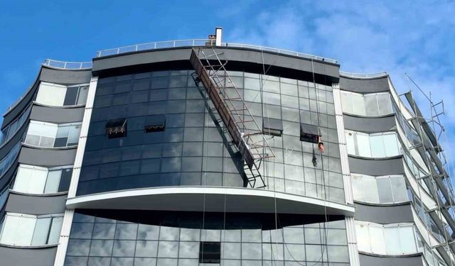 Yürekleri ağza getiren görüntü: 11. katta iskele koptu, işçiler ölümden döndü