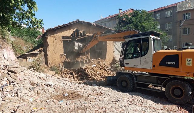 Bursa'da metruk binalar yıkıldı!