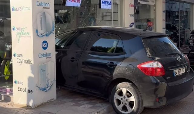 Bursa'da fren ve gazın yerini karıştırdı! Mağazaya daldı