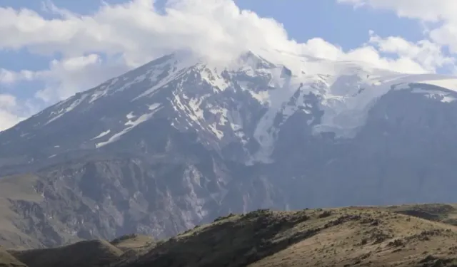 Ağrı Dağı'nın zirvesindeki takke buzulu eriyor