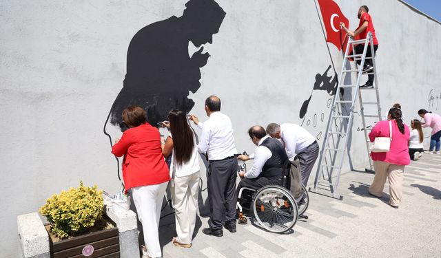 Zafer ruhu, Şehitlik Abidesi duvarlarına yansıtıldı
