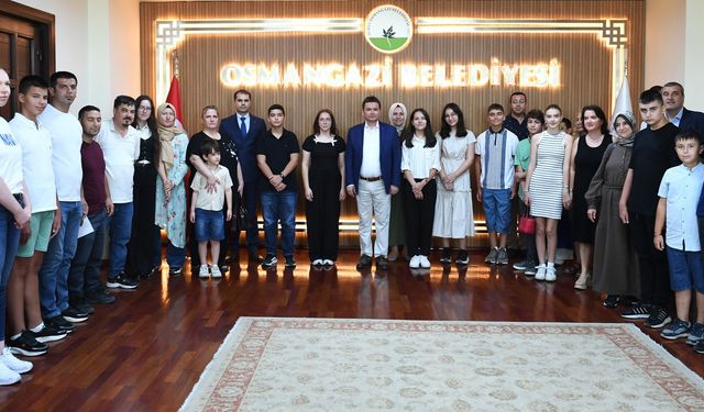 Başkan Erkan Aydın başarılı öğrencileri ödüllendirdi