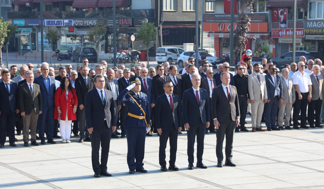 İnegöl’de Zafer Bayramı coşkusu resmi törenlerle başladı