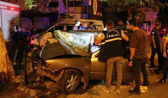Ağaca ok gibi saplanan otomobilde 2 kişi öldü, sürücü ağır yaralandı