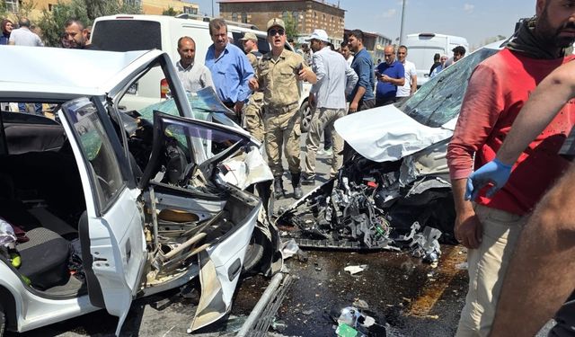 Ahlat’ta 3 aracın karıştığı kazada 8 kişi yaralandı