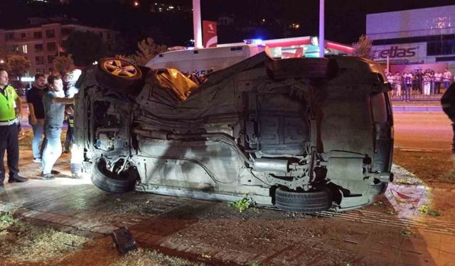 Amasya’da otomobil çarptığı ağacı kökünden söktü: 2 yaralı