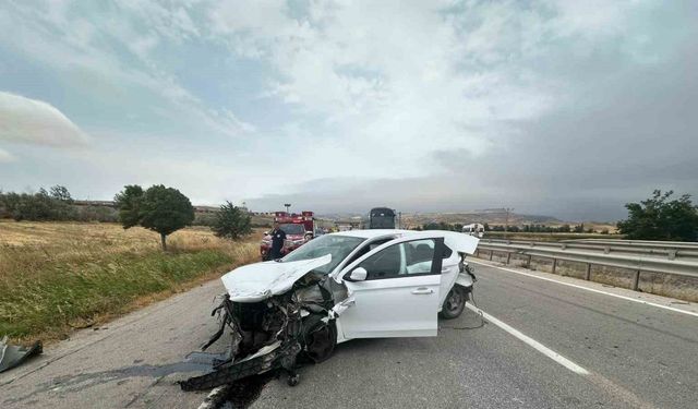 Amasya’da otomobil tıra çarptı