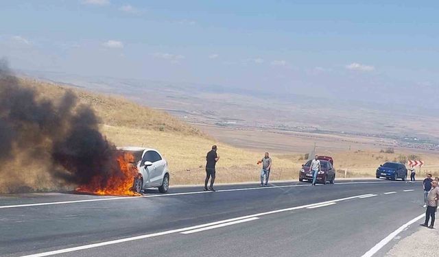 Araç alev alev yandı