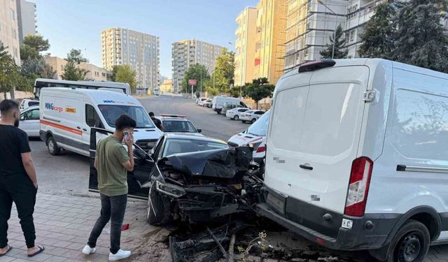 Batman’da otomobil ile minibüs çarpıştı: 1 yaralı
