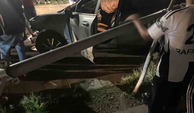 Batman’da trafik kazası, otomobil aydınlatma direğine çarptı