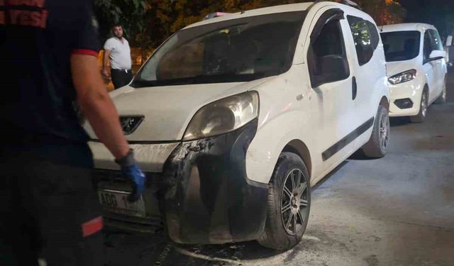 Batman’da yanan otomobili vatandaşlar söndürdü