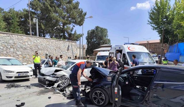Bitlis’te otomobiller çarpıştı: 10 yaralı