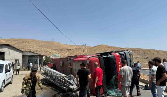 Cizre’de itfaiye aracının devrilip sürüklendiği kaza güvenlik kamerasına yansıdı