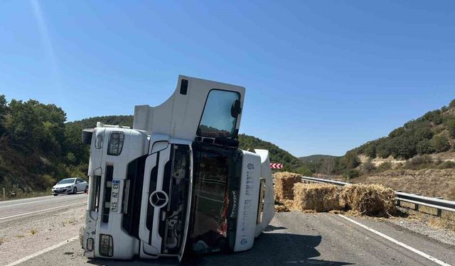 Çorum’da balya yüklü tır devrildi: 1 yaralı