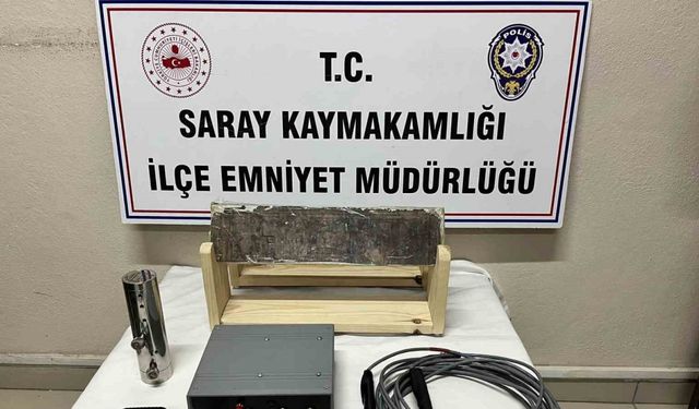 Defineciler, tarihi eser harita ile yakalandı
