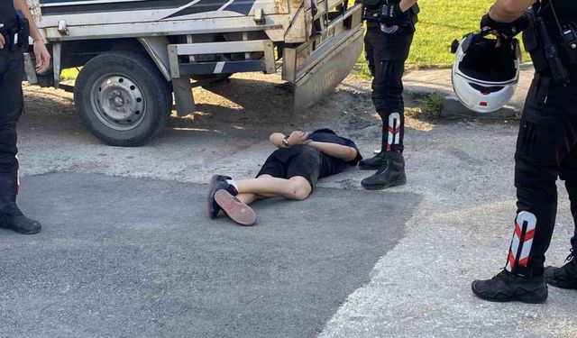 ’Dur’ ihtarına uymayan sürücü polisten kaçarken camdan hassas terazi attı