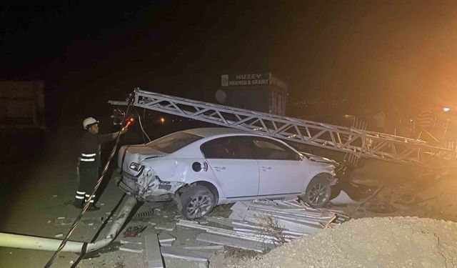 Elektrik direğine çarpan aracın motoru yerinden fırladı