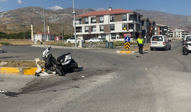 Elektrikli bisiklet ile otomobil çarpıştı: 1 yaralı