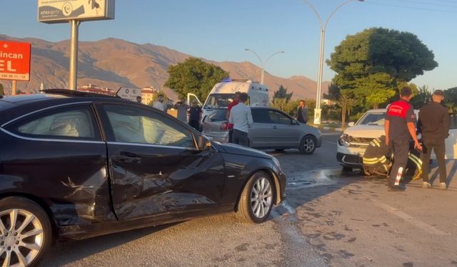 Erzincan’da iki otomobil çarpıştı: 2 yaralı
