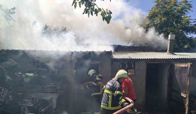 Erzincan’da odunlukta çıkan yangın itfaiyenin müdahalesiyle söndürüldü