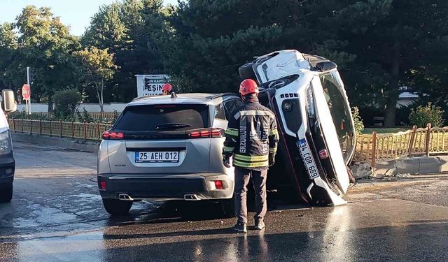 Erzurum’da araçlar yan yattı