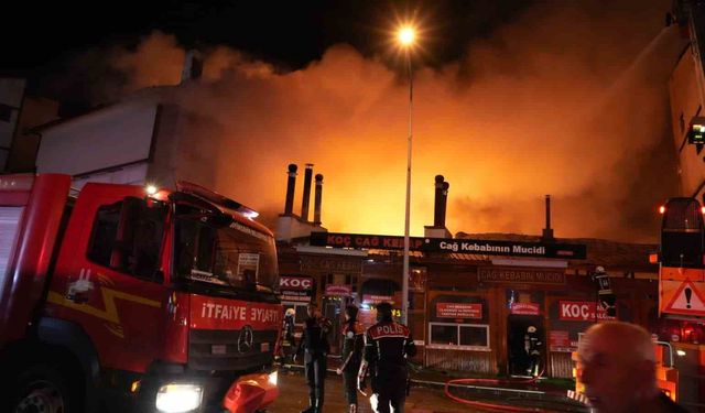 Erzurum’da cağ kebabı dükkanlarında çıkan yangın evlere ve otele sıçradı