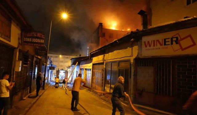 Erzurum’da korkutan yangın: Çok sayıda iş yeri ve bina alevlere teslim oldu