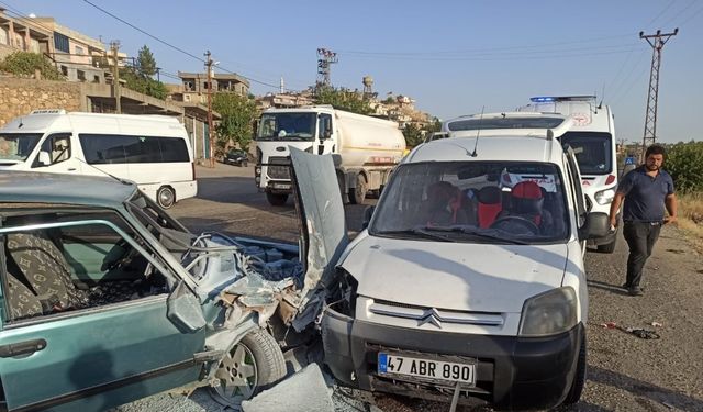 Fiat Tofaş, hafif ticari araçla çarpışarak hurdaya döndü: 3 yaralı