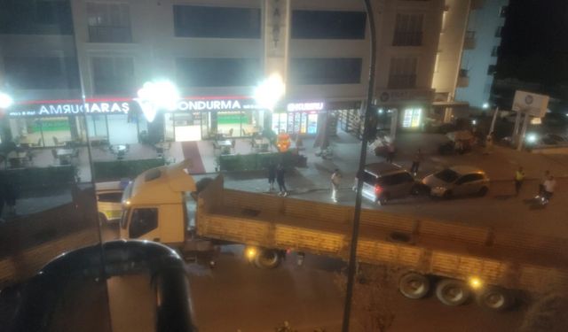 Freni çekilmeyen tır geri geri gitti, araçlara zarar verdi