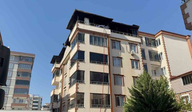 Gaziantep’te 4 katlı binanın terasında yangın