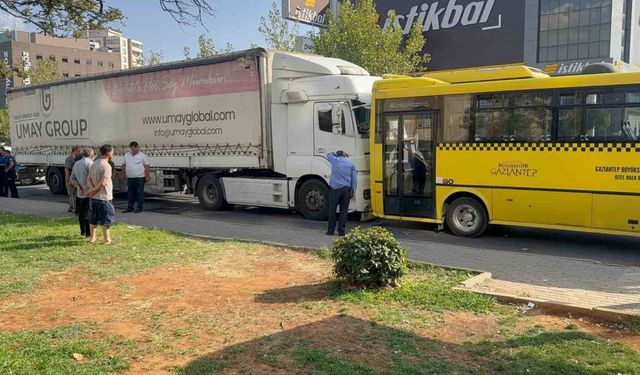 Gaziantep’te durakta yolcu alan halk otobüsüne tır çarptı: 2’si ağır 3 yaralı
