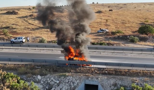 Gaziantep’te seyir halindeki otomobil alev topuna döndü: O anlar dron kamerasında