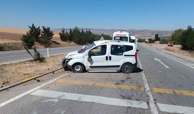 Hafif ticari araç takla attı: Aynı aileden 3’ü çocuk 5 yaralı