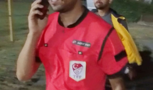 Hakem kırmızı kart gösterdi, futbolcu yumrukladı