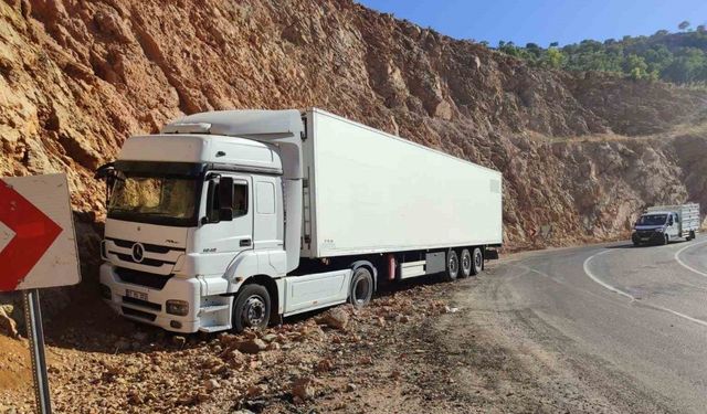 İliç’te tır yoldan çıktı