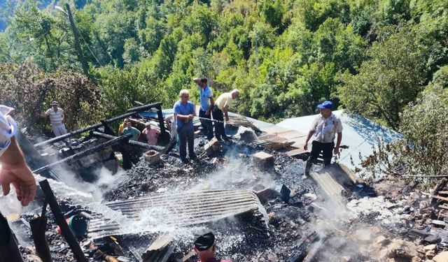 İspir Üzümbagı Köyü’nde korkutan yangın, 6 ev kullanılamaz hale geldi