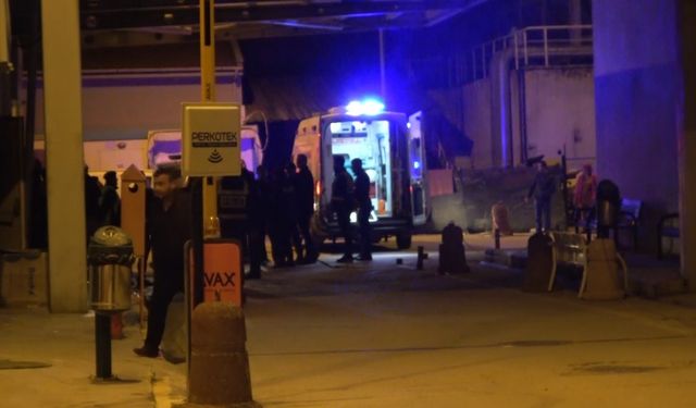 İzinsiz tezgah kavgası: İki zabıta memuru bıçaklandı