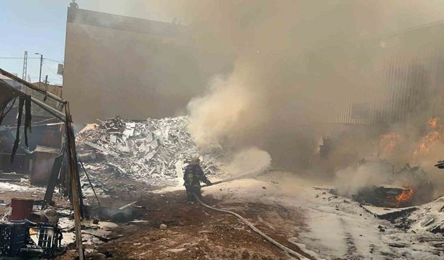 Kahramanmaraş’ta ahşap palet üretim tesisi yangını