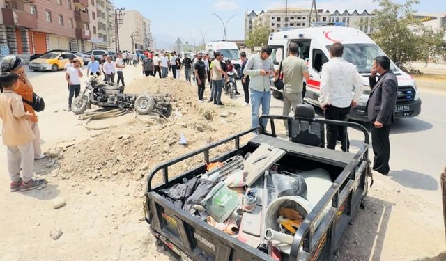Kamyonetin çarptığı yük motosikleti ikiye ayrıldı: 1 yaralı